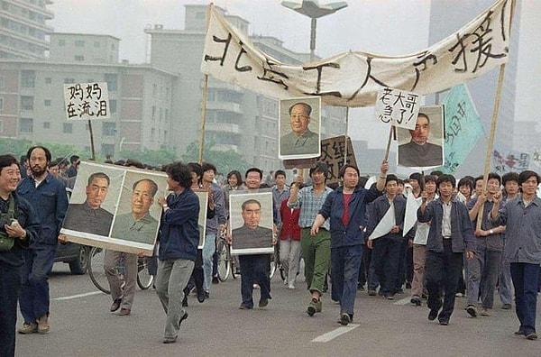 3. Birçok sivilin ölümüne sebep olan polis ve asker baskısı öncesi Tiananmen Meydanı protestoları. (1989)