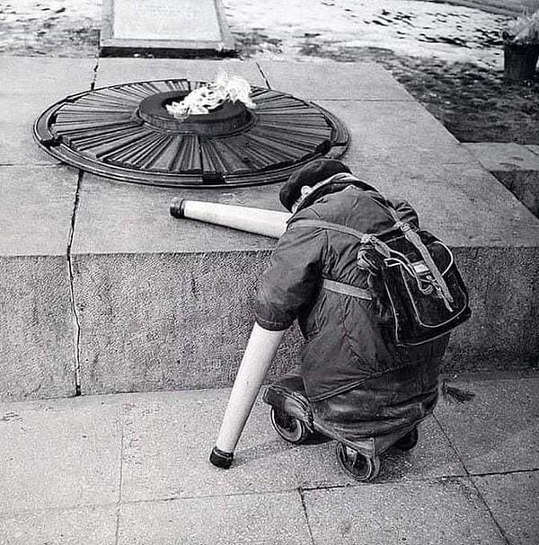 7. Zafer Bayramı'nın yıldönümünde Ebedi Alev yakınlarındaki bir Sovyet savaş gazisinin fotoğrafı.