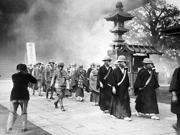 8. Tokyo'daki Asakusa Tapınağı'ndaki Zen rahipleri, 1936'da gaz maskeleriyle hava saldırısı tatbikatları yapıyor.