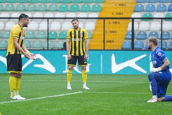 Saat 14.00'te başlayan maçta İstanbulspor Racine Coly 85. dakikada 1-0 öne geçmesine rağmen 1 dakika sonra Fatih Karagümrük skoru Güven Yalçın'ın golüyle eşitledi.