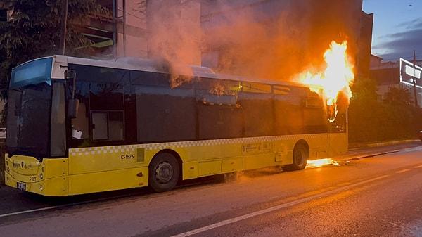 Korkutan yangın sabah 06.00'da Sultanbeyli Turgut Reis Mahallesi'nde meydana geldi. İddiaya göre, peronlara doğru giden İETT otobüsünün motor kısmından dumanlar yükselmeye başladı.