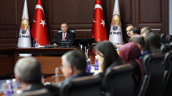 AK Parti'nin tarihinde ilk kez ikinci parti olarak çıktığı 31 Mart'taki seçimlerin ardından toplanan Merkez Karar ve Yönetim Kurulu (MKYK) toplantısına ilişkin detaylar gelmeye devam ediyor.