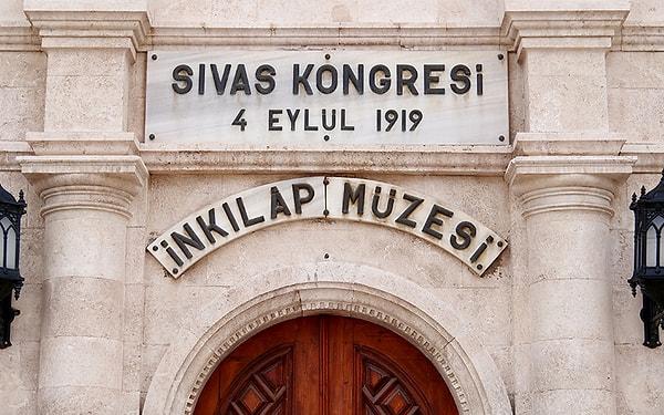 Türkiye Büyük Millet Meclisi açılmadan önceki en kritik kongre 4 Eylül 1919'da Sivas'ta toplandı. Bu kongre aynı zamanda Cumhuriyet Halk Partisi'nin asıl kuruluş günü olarak da ifade edilir.