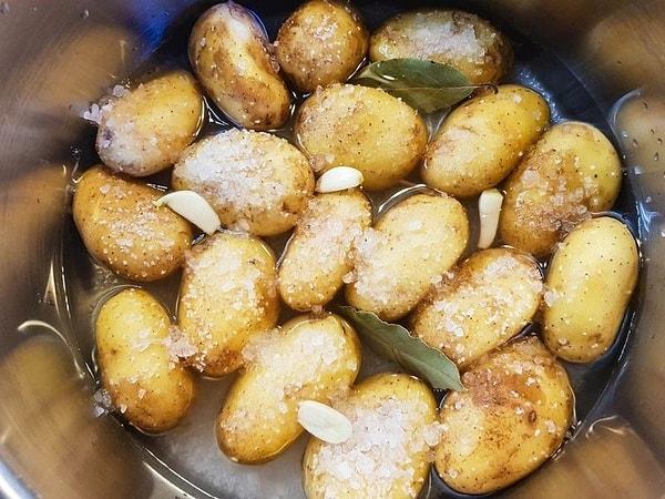 7. Haşlarken dağılmayan patatesler elde etmek için gizli ürünümüz ise sirke! Patates haşlama suyunuza bir miktar sirke ekleyin ve farkı görün.