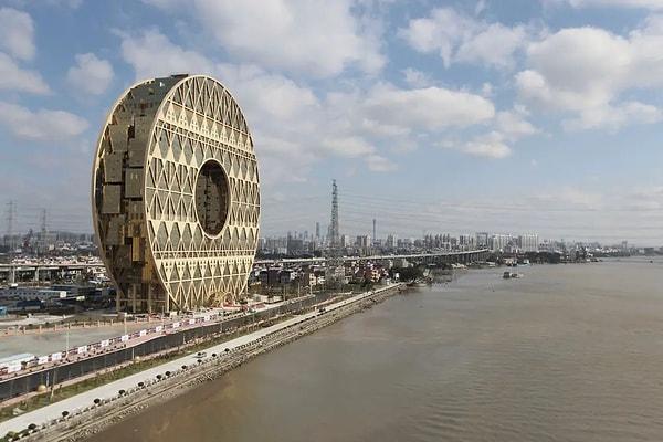 13. Çin'deki Guangzhou Yüzüğü binası ise dünyanın en büyük halka şeklindeki binası.