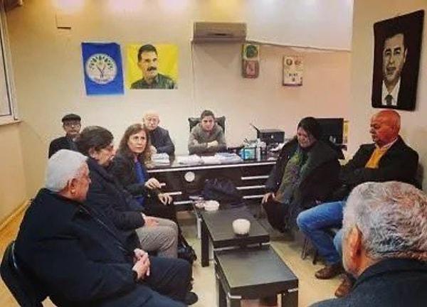 Cumhurbaşkanı Başdanışmanı Oktay Saral ise CHP’li başkanın ziyareti sırasında çekilmiş fotoğrafın üstüne eklenen terörist başı Abdullah Öcalan’ın olduğu fotoğrafı gerçek sanarak sosyal medya hesabından paylaştı.