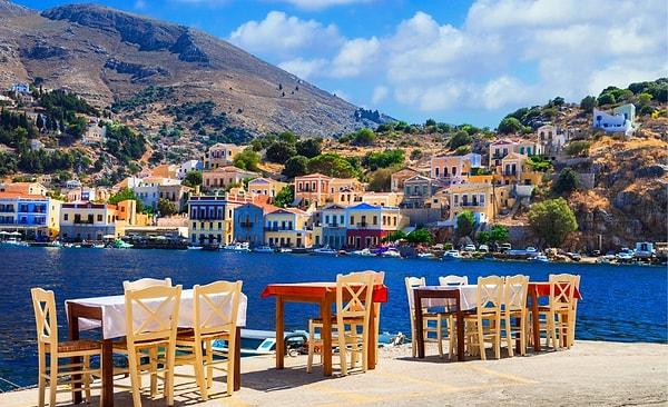 Yaz geldi ve tatil planları bazı kesimlerde Türkiye'den Yunanistan'a kaymaya başladı. Sebebi ise ekonomi. Ülkemizin sahil bölgelerindeki fahiş fiyatlı hizmetler, Euro'nun yüksekliğine rağmen Yunanistan'da hala daha uygun.