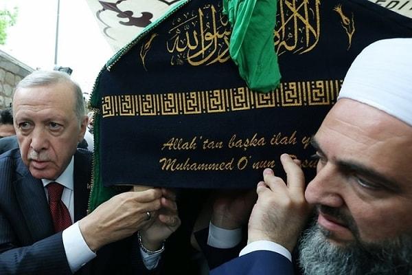 Cumhurbaşkanı Erdoğan'ın 23 Nisan'da, Irak ziyaretinin ardından yurda dönüşte katıldığı cenazeye gazeteci Fatih Portakal'dan tepki geldi.