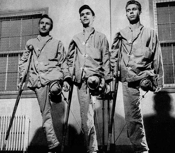 11. Yeni Georgia Seferi'nde sol bacaklarını kaybeden üç asker, yapay uzuvları kullanmaya hazırlanmak için bacaklarının güdük kısmıyla egzersiz yapıyor. (McCloskey Genel Hastanesi, Teksas, Ocak 1944.)