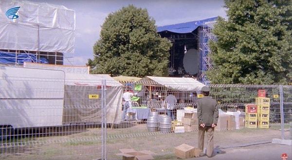 X'te @moviegolds adlı bir hesap, Kemal Sunal’ın 'Polizei' filminde Pink Floyd’un 1988 Berlin konseri hazırlıkları göründüğü görselleri paylaştı. Fotoğrafları görenlerin bu bilgi çok hoşuna gitti.