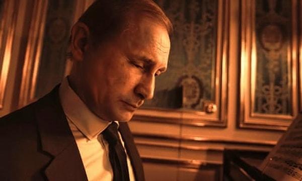 Psikolojik korku türündeki film, Putin'in çocukluğunu, iktidara yükselişini, ABD ile ilişkilerini ve Çeçenistan ve Ukrayna savaşlarını konu alıyor. Putin'in yapay zekayla canlandırıldığı filmde siyasi lider diktatör olarak gösteriliyor.