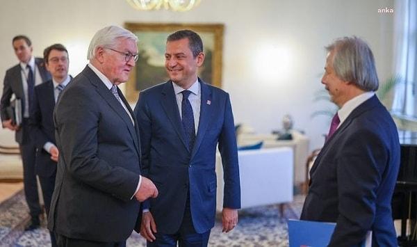 Steinmeier, dün CHP Genel Başkanı Özgür Özel ile de bir görüşme gerçekleştirdi. Özel'in kapıda karşıladığı Steinmeier ile Almanca konuşması ve  Cumhurbaşkanı'ndan "Perfect German" karşılığını alması sosyal medyada gündem oldu.