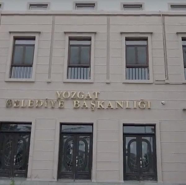 YRP'nin Yozgat Belediye Başkanı Kazım Arslan, belediye tabelasına T.C. ibaresine geri koydurdu.