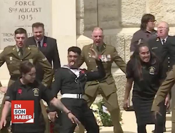 Tören sonunda Yeni Zelanda Savunma Kuvvetleri'nden bir grup asker dedelerini Haka Dansı'yla andı.