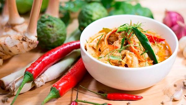 1. Listenin birinci sırasında Tayland mutfağından: 'Phanaeng Curry' yer alıyor.
