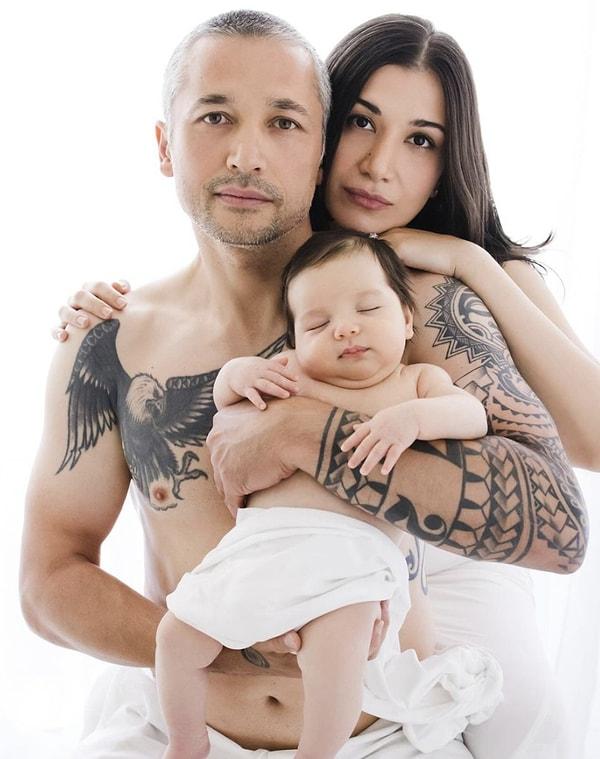 Yeni doğan oğullarıyla ilk pozlarını paylaşan futbolcu sosyal medya hesabında "Ailemizin yeni üyesi Imre Leon Mansız" notunu düşerek oğlunu paylaştı.
