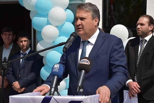 “Belediyenin 1721 metrekare arsası var. Metrekaresi 8 bin 500 TL bedel ile 14 milyon Türk Lirasına satılmış. Yeni seçilen belediye başkanı taşınmaz ile ilgili taşınmazın fiyat tespitinin yapılması için değerleme şirketlerine tespit yapılmasını istemiş.”