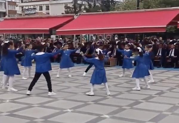 Burdur’daki bir ilkokulda, çocuklar yöresel danslarını zorunlu kıyafet yerine mavi önlükleri ile sergiledi.