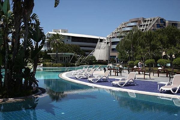 Antalya'da bir otel işletmesi, yabancı bir ülkenin rezervasyon sitesinden yer ayırtan müşterisinin Türk olduğunu fark etmesi üzerine müşteriden 120 euro (4 bin 178 lira) para aldı.