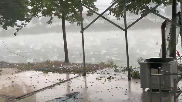 Çin'in Guangdong bölgesinde, beyzbol topu büyüklüğünde dolu yağdı.