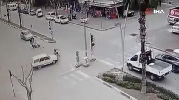 Kırmızı ışıkta geçen bir sürücü, motosikletli bir vatandaşa çarptı.