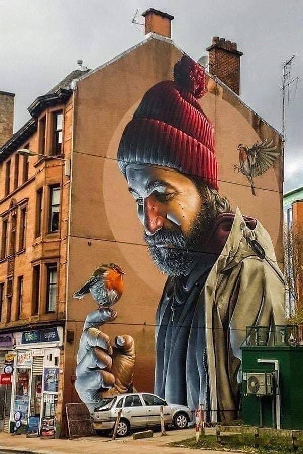 12. Smug adındaki bir sokak sanatçısı tarafından yapılan bu duvar resmi, Glasgow şehrinin kurucusu Aziz Mungo'nun modern halini tasvir ediyor.