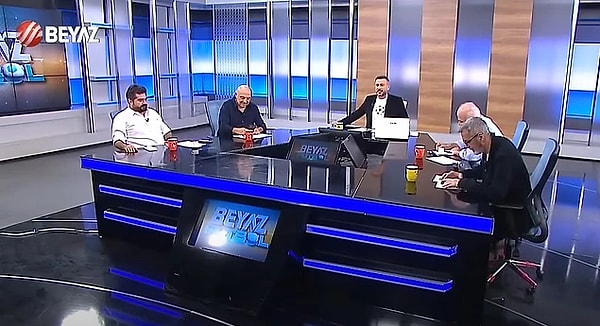 Futbol gündemine farklı bir soluk getiren, sıra dışı yorumlarla dikkat çeken Beyaz TV'nin büyük ilgi gören programı Beyaz Futbol ile ilgili haberlerin ardı arkası kesilmiyor.