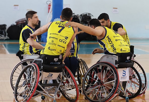 Rakibimiz ilk çeyreği 21-20 kazanırken devre arasına da 42-37'lik skorla önde girdi.