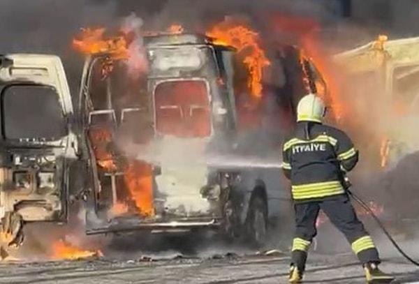Sürücüleri öğrenilemeyen 48 S 5086 servis minibüsü ile 48 BR 882 plakalı kapalı kasa minibüsün çarpışması sonucu her iki araçta da yangın çıkarken, ihbar üzerine bölgeye Muğla Büyükşehir Belediyesi Milas İtfaiye Grup Amirliği ekipleri, sağlık ve polis ekipleri sevk edildi.
