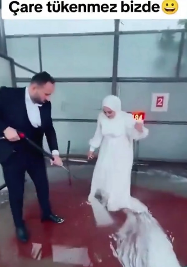 Soluğu oto yıkamada aldılar ve damat eşinin gelinliğini tazyikli su ile yıkadı.