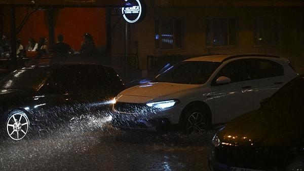 Ankara'da son yılların en etkili sağanak yağışı yaşandı. Yağışlar kentin pek çok noktasında aksaklığa neden oldu.
