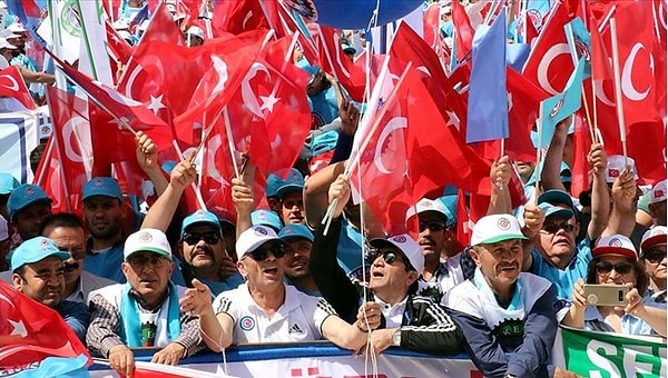 Ekonomik kriz dönemlerinde işçi sınıfının yaşadığı zorluklar, dayanışma ve mücadele ruhunu daha da güçlendirir.