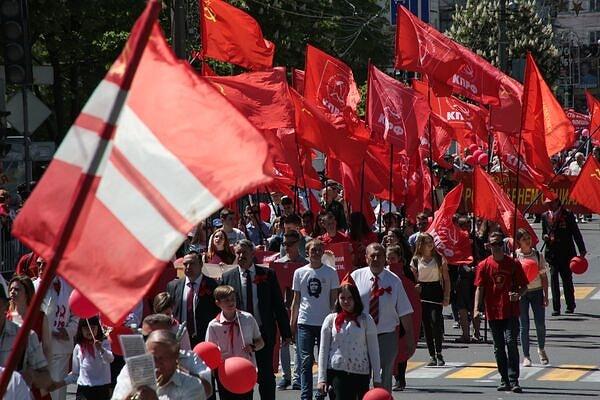 1 Mayıs kutlamalarında geleneksel olarak kullanılan semboller arasında kırmızı bayraklar, işçi sembolleri ve pankartlar yer alır.