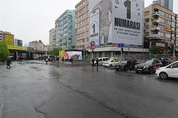1 Mayıs Emek ve Dayanışma Günü'nde, toplantı ve gösteri yürüyüşü yapılmasına izin verilmeyen Taksim Meydanı ve çevresi ile Saraçhane Meydanı'nda sıkı güvenlik önlemleri uygulanıyor.