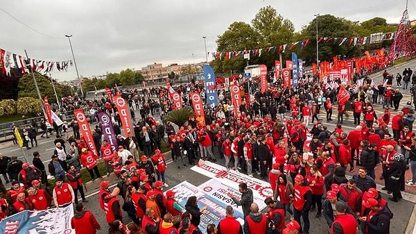 İktidarın, 1 Mayıs'ta Taksim'de toplanılmasına izin vermemesi sendikaların, STK'ların ve CHP yönetiminin tepkisini çekmiş ve Taksim'e yürümek için tüm vatandaşlar Saraçhane'ye davet edilmişti.