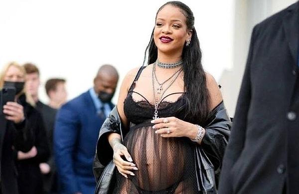 Demet Akalın Instagram'dan yaptığı yorumla öne çıktı demiştik; o kısma gelelim asıl! Konumuz Rihanna... Tüm dünyayı kasıp kavuran şarkılara imza atan Rihanna, hem hamileliğinde hem de hamilelik öncesi giydikleriyle hafızalara yer etmişti.