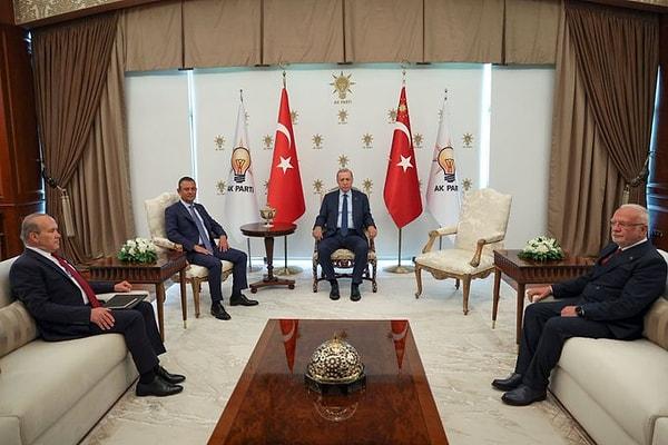 Medyascope’ta yer alan habere göre; Özgür Özel Cumhurbaşkanı Erdoğan’a 2 tane hediye götürdü.