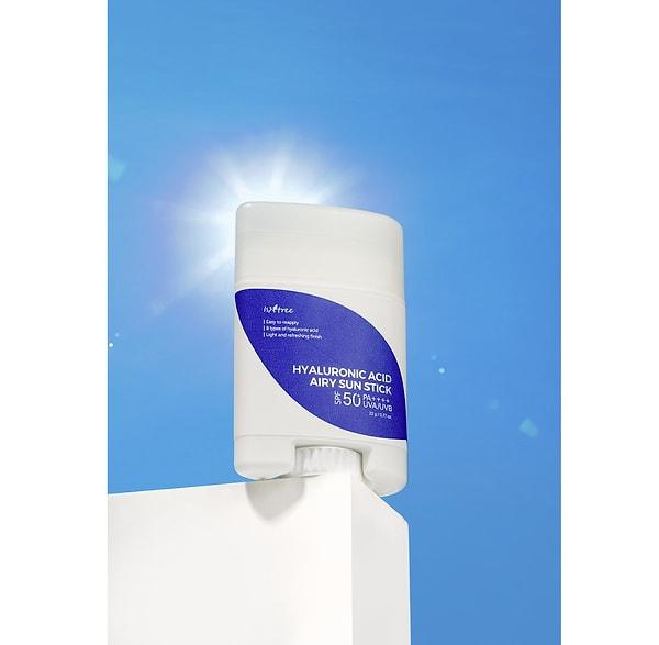 Isntree Hyaluronic Acid Airy Sun Stick, sekiz katmanlı Hyaluronic asitlerin gücünü kullanarak cildinize gün boyunca kaybettiği nemi geri kazandırır ve ferahlatıcı bir etki yaratır.