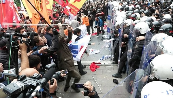 Kamera kayıtları ve yüz tanıma sistemi ile saldırıya karıştığı tespit edilen diğer kişilerinde yakalanmasına yönelik operasyonların devam ettiğine dikkati çeken Bakan Yerlikaya, "Aziz milletimizin bilmesini isterim ki; 1 Mayıs Emek ve Dayanışma Gününü provoke etmeye çalışarak, halkımızın huzur ve güvenliği için gece gündüz demeden çalışan kahraman polislerimize saldıranları tek tek yakalayıp adalete teslim edeceğiz" ifadelerini kullandı.