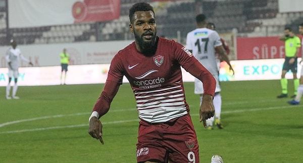 Süper Lig'in 2021-2022 sezonunda Hatayspor formasını giyen Boupendza, performansıyla tüm dikkatleri üzerine çekmişti.