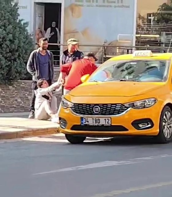 Pendik’in Kavakpınar Mahallesi’nde geçtiğimiz cuma 16.00 sularında gerçekleşen olayda taksiye binmesi için bıçaklı şahıs tarafından zorlanan kadının “Döveceksin beni biliyorum. Yalvarırım bırak.” ifadeleri kayda geçti.