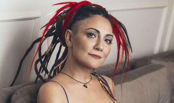 Türk rock müziğinin efsane kadını Özlem Tekin, bir nesil için fenomen bir müzisyendi. Hem şarkıları, hem yazdığı sözler, hem duruşu o dönem birçok gence ilham olmuştu.