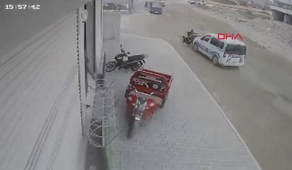 Adana'na polisle motosikletle kaçan iki suçlu arasında kovalamaca yaşandı.