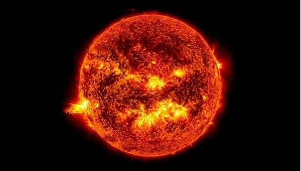 Yeni ortaya çıkan AR3663 güneş lekesi bölgesi, altı saatlik arayla iki güçlü güneş patlaması gerçekleştirdi.