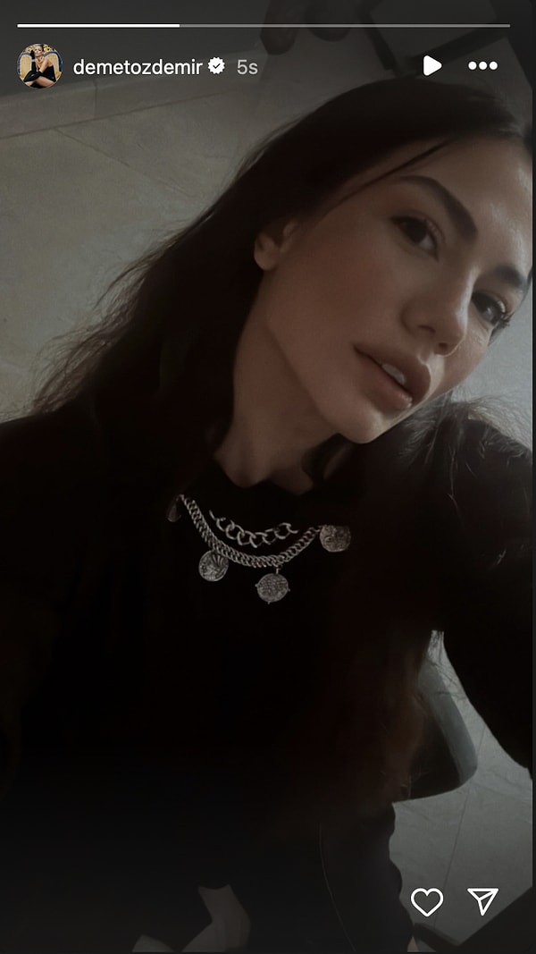 Demet Özdemirden de selfie.