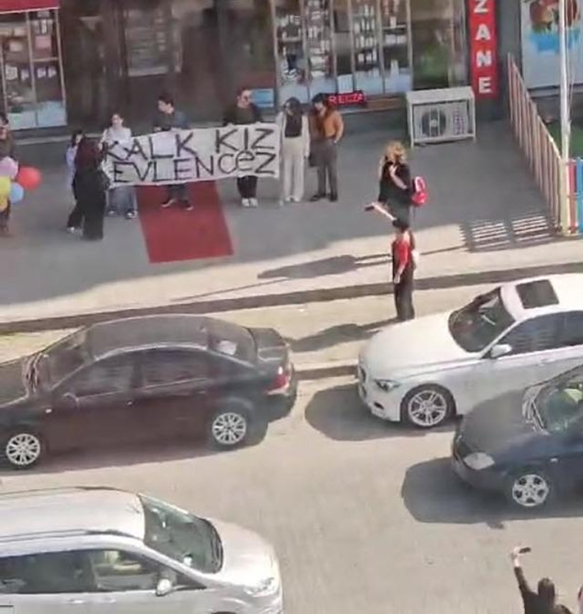 L�semi Tedavisi G�ren Sevgilisine Hastane Bah�esinde Pankartl� Evlenme Teklifi 'Kalk K�z Evlencez'!