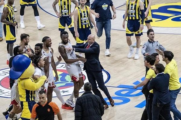 Olayların büyümesi sonrasında Monacolu basketbolcularla Fenerbahçe Başkanı Ali Koç’un oğlu Kerim Rahmi Koç arasında itişme yaşandı.