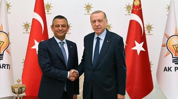 Sözcü Gazetesi’nde Deniz Zeyrek, Erdoğan’ın görüşmedeki amacının Özgür Özel’i, Ekrem İmamoğlu karşısında daha da güçlendirmek olduğunu iddia etti.