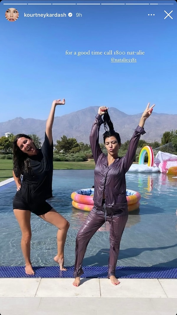 Kourtney Kardashian pijamalarıyla havuza girdi.