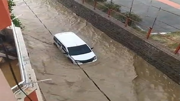 Cizre ilçesinde öğleden sonra etkili olan sağanak nedeniyle birçok cadde ve sokak göle döndü, giriş katlarındaki bazı ev ve iş yerlerini de su bastı.